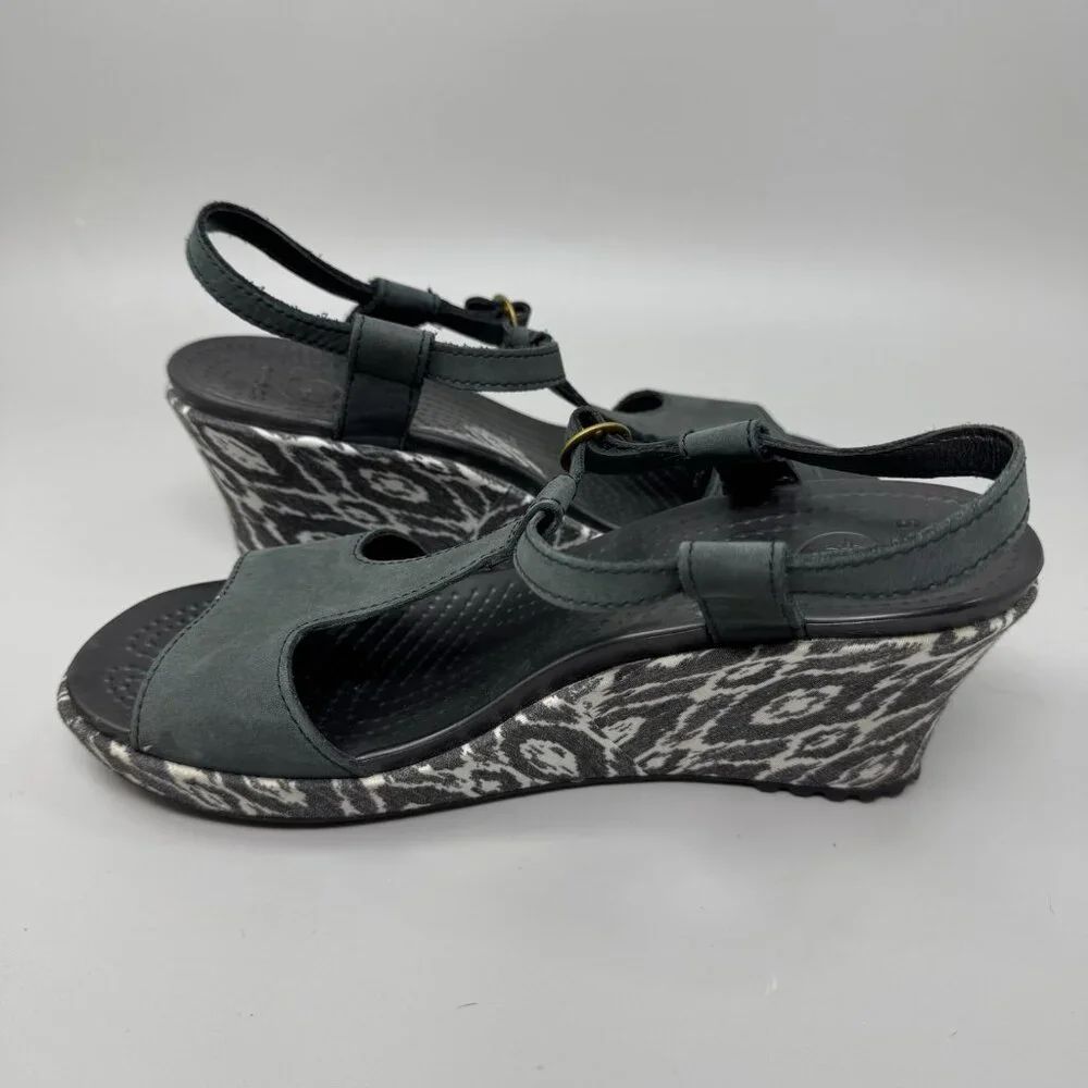 Crocs Leigh Womens Sz 8 Ikat Wedge Heel Leather Sandals Black White Ankle Strap
